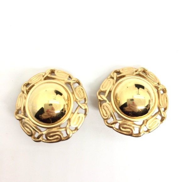VINTAGE MONET BUTTON CLIP-ON EARRINGS DOMED SNAIL CHAIN GOLD TONE BRUSHED SHINY - Picture 5 of 12
